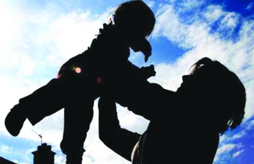 महिलाओं से मातृत्व की खुशी को जीने के सुखद पल को छिन रही है। 