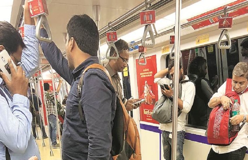 मुंबई मंट्रों में सफर करते यात्री, फोटो सोर्स-ट्वीटर