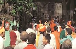 Citizenship Amendment Bill: बंगाल में हिंसा के दौरान प्रदर्शनकारियों ने फूंका बेलडांगा स्टेशन, आरपीएफ के जवानों को भी पीटा