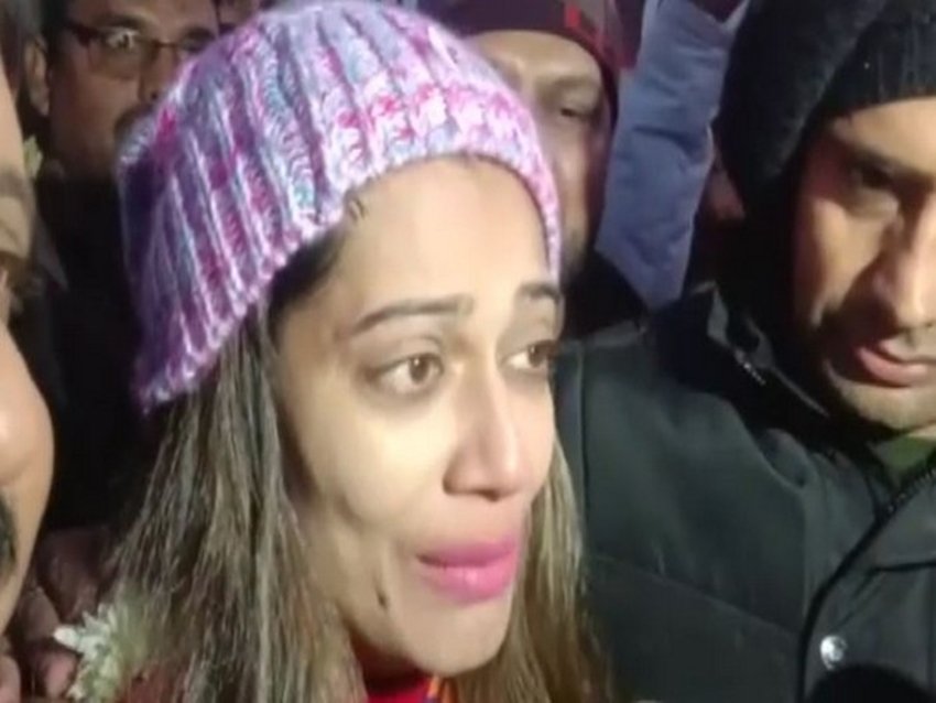 बॉलीवुड एक्ट्रेस पायल रोहतगी को जमानत मिल गई है। पायल को पूर्व प्रधानमंत्री जवाहरलाल नेहरू पर विवादित टिप्पणी करने के बाद गिरफ्तार राजस्थान की बूंदी पुलिस ने गिरफ्तार किया था। जेल से बाहर आने के बाद पायल रो पड़ीं। रोते हुए उन्होंने जेल में बीती रात का अनुभव शेयर किया।