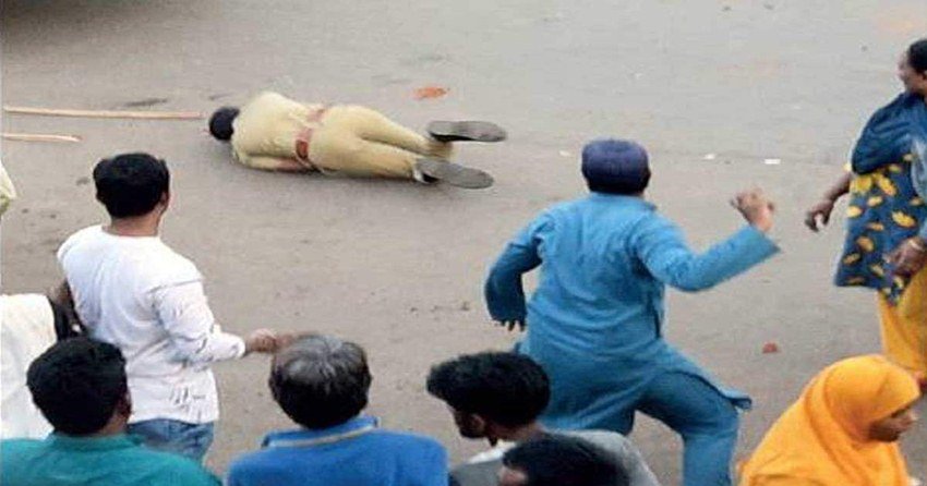 इस तस्वीर पर सोशल मीडिया यूजर्स में काफी रोष है। लोग लिख रहे हैं कि पुलिसवालों का कोई मानवाधिकार नहीं होता है क्या?