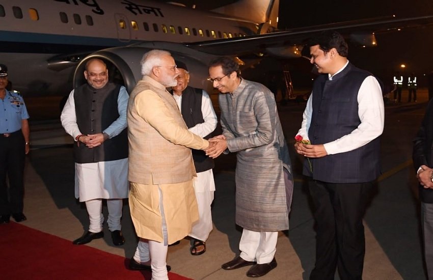 पीएम मोदी से मिलते हुए महाराष्ट्रा सीएम उद्धव ठाकरे, फोटो सोर्स- एएनआई
 