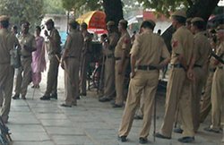 Bijnor Court Shootout: कोर्ट रूम शूटआउट में 18 पुलिसकर्मी सस्पेंड, बदमाशों ने ताबड़तोड़ फायरिंग कर जज के सामने किया था मर्डर