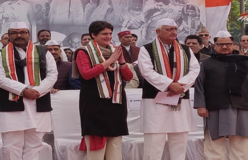 लखनऊ में कांग्रेस के स्थापना दिवस समारोह में प्रियंका गांधी और अन्य नेता। 