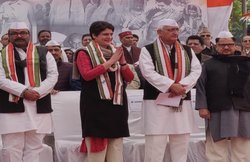 VIDEO: लखनऊ में प्रियंका गांधी की सुरक्षा में बड़ी चूक? अचानक कुर्सी के पास पहुंच गया एक शख्स; फिर किया यह काम