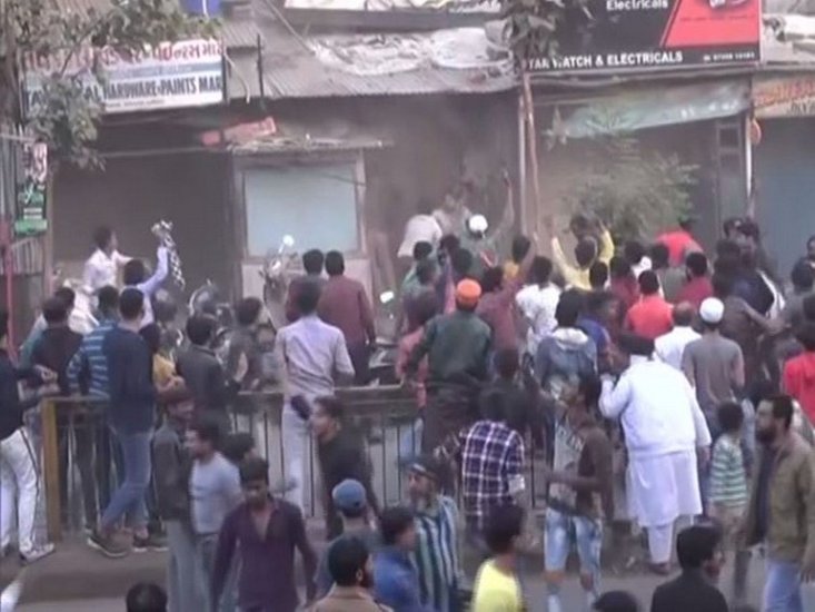 पुलिस पर उग्र भीड़ पत्थर औऱ तलवार लेकर टूट पड़ी।