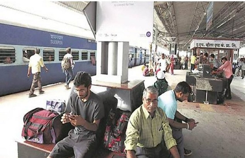 पांच साल पहले जब केंद्र में मोदी सरकार आई थी, तब यात्री किराए में बढ़ोत्तरी की गई थी। (indian express photo)