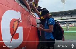 VIDEO: मैच से पहले राशिद खान फैंस को दे रहे थे ऑटोग्रॉफ, डेविड वॉर्नर आए और बैट से मारने लगे