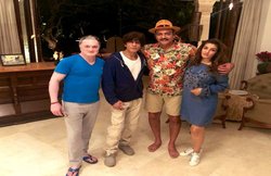 PIC: टीम इंडिया के कोच रवि शास्त्री ने शाहरुख-रवीना के साथ मनाया जश्न, कहा- अलीबाग जन्नत है