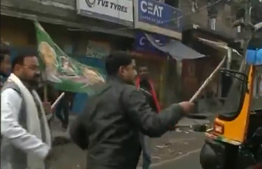 बिहार बंद के दौरान ऑटोवाले को परेशान करते आरजेडी कार्यकर्ता, फोटो सोर्स- सोशल मीडिया