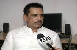 प्रियंका मुझे आप पर गर्व, पुलिस के व्यवहार से हूं परेशान; रॉबर्ट वाड्रा बोले