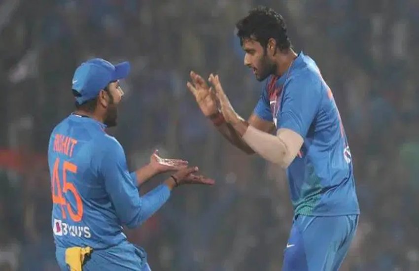 रोहित शर्मा और शिवम दुबे। (AP Photo/Rafiq Maqbool)