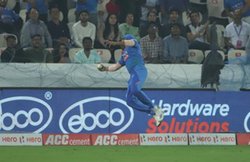 खराब फील्डिंग के लिए टीम इंडिया पर फायर हुए युवराज सिंह, केएल राहुल ने फ्लडलाइट्स पर मढ़ा दोष