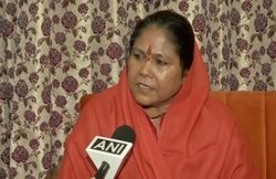 प्रियंका नकली गांधी हैं, वे अपना नाम फिरोज प्रियंका कर लें, साध्वी निरंजन बोलीं- वे भगवा को नहीं समझ सकतीं