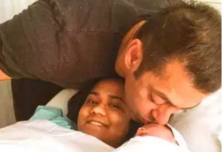 आयत के जन्म पर सलमान उसे देखने हॉस्पिटल पहुंचे थे। उसी दिन सलमान की यह तस्वीर सामने आई थी।