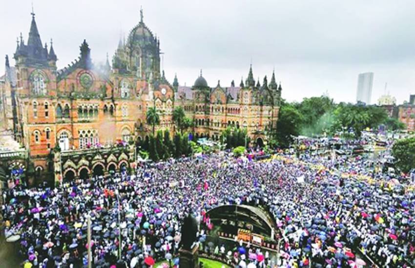 दिल्ली की जनता धुंध और धुएं की दहशत से बेहाल और परेशान है।