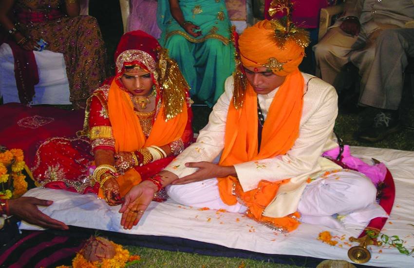 दांपत्य जीवन में विश्वास खत्म हो रहा है। 