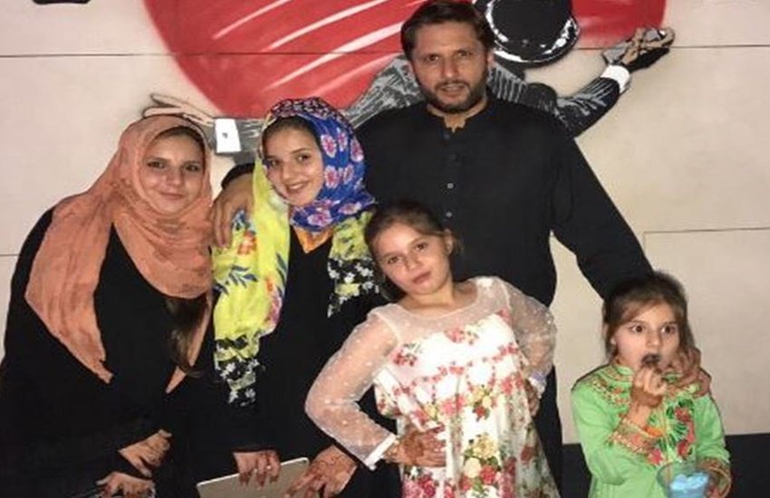 परिवार के साथ पूर्व पाकिस्तानी कप्तान शाहिद अफरीदी। (फोटो सोर्स- इंस्टाग्राम) परिवार के साथ पूर्व पाकिस्तानी कप्तान शाहिद अफरीदी। (फोटो सोर्स- इंस्टाग्राम)