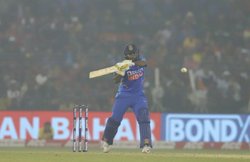 IND vs WI: शार्दुल ठाकुर की आतिशी पारी देख कोहली ने ड्रेसिंग रूम में कुछ इस तरह मनाया जश्न, VIDEO हुआ वायरल