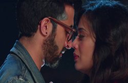 वेब सीरीज में दिखा श्वेता तिवारी का बोल्ड अंदाज, Hum Tum Aur Them में को-स्टार संग किए रोमांटिक सीन