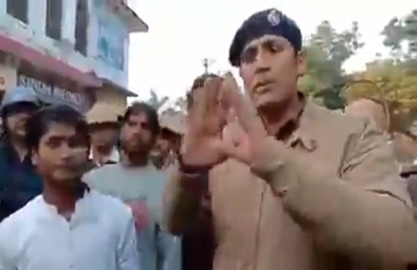 SSP संतोष मिश्रा बच्चे को समझाते हुए , फोटो सोर्स- ट्वीटर