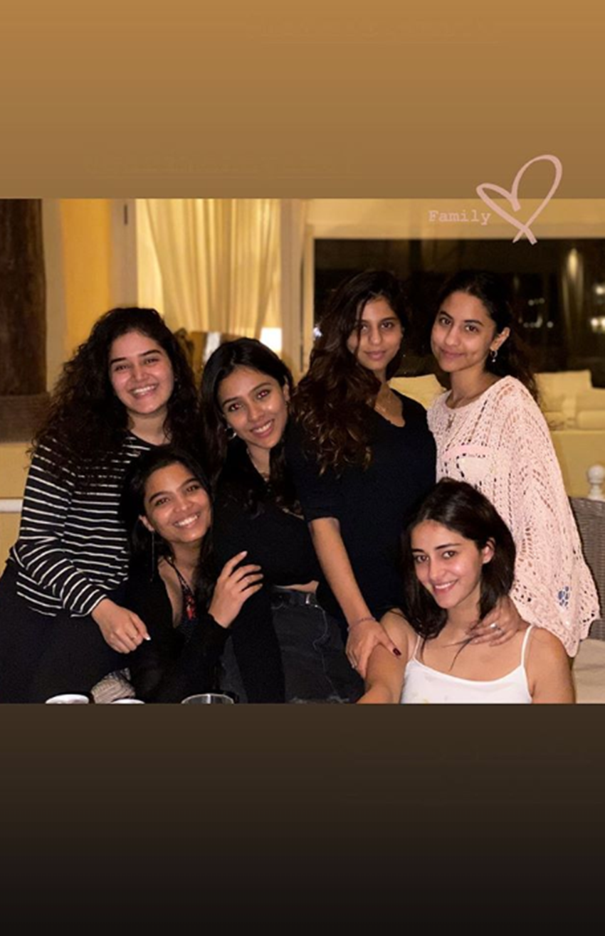सुहाना खान की कजिन आलिया चिब्बा ने ये फोटो पोस्ट करते हुए अपने गैंग को फैमिली बताया है।