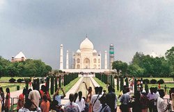 आगरा में Tajmahal का दीदार हुआ महंगा, जानें अब कितने रुपए का मिलेगा टिकट