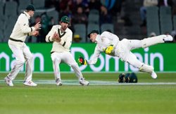 AUS vs PAK, Video: एडिलेड डे-नाइट टेस्ट में ‘सुपरमैन’ बने टिम पेन, दाईं तरफ छलांग लगाकर लपका कमाल कैच