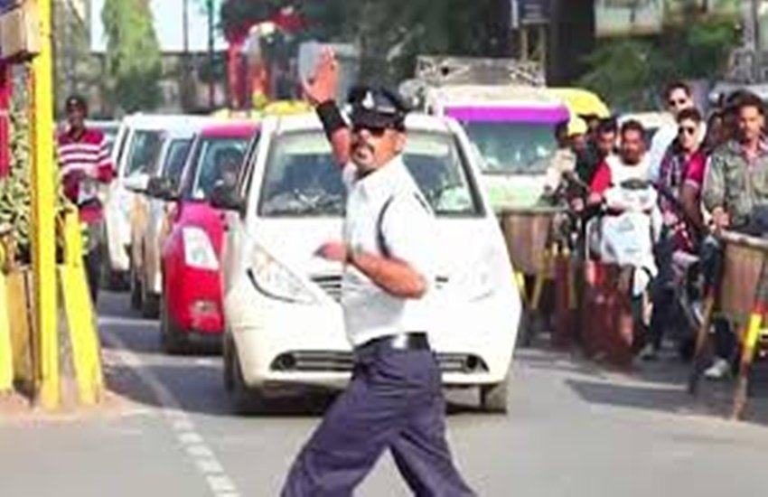 सड़क पर ट्रैफिक कंट्रोल करता सिपाही, प्रतीकात्मक तस्वीर (फोटो सोर्स- इंडियन एक्सप्रेस)