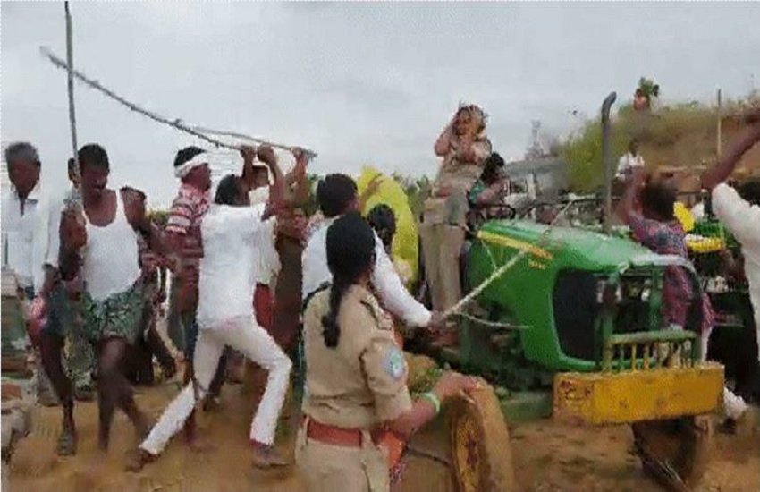 महिला वन अधिकारी पर हमला करते लोग, फोटो सोर्स- इंडियन एक्सप्रेस