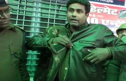 यूपी: CAA के खिलाफ प्रदर्शन में फायरिंग, पुलिसकर्मी के बुलेटप्रूफ जैकेट को चीरती हुई वॉलेट में जा धंसी गोली; यूं बची जान