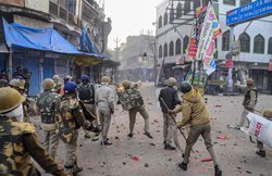 CAA पर विरोध-प्रदर्शन में फायरिंग के पुलिसिया दावे पर उठा सवाल- कानपुर में फायरिंग करते वीडियो में कैद हुआ पुलिसवाला