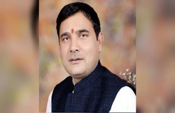 UP: अपनी ही सरकार के खिलाफ धरने पर बैठे बीजेपी MLA, पुलिस पर लगाया उत्पीड़न का आरोप; CM योगी ने की मुलाकात