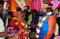 PM मोदी के संसदीय क्षेत्र में अनूठा विरोध, दूल्हा-दुल्हन ने एक दूजे को पहनाई प्याज- लहसुन की माला