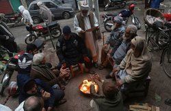 Weather Forecast: उत्तर भारत में ठंड का कहर, रेड अलर्ट जारी; न्यू ईयर तक राहत मिलने की उम्मीद नहीं