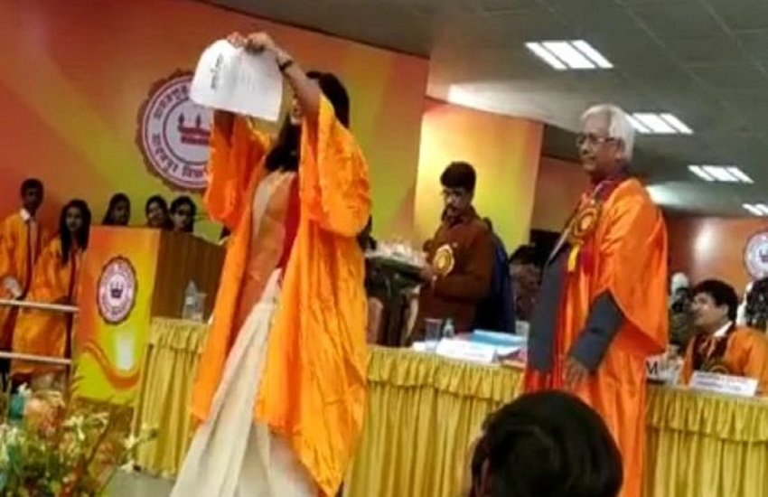 दीक्षांत समारोह में छात्रा ने कानून की कॉपी फाड़ी। (video screen grab) 