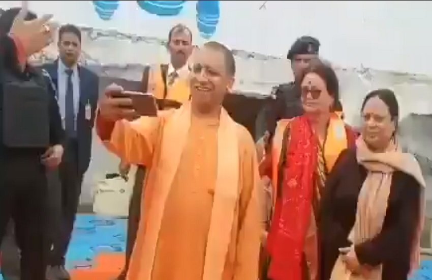 सेल्फी लेते यूपी सीएम योगी आदित्य नाथ, फोटो सोर्स- ट्वीटर