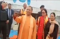 CM योगी आदित्यनाथ का अलग अंदाज, सेल्फी लेते दिखे पहली बार; देखें VIDEO