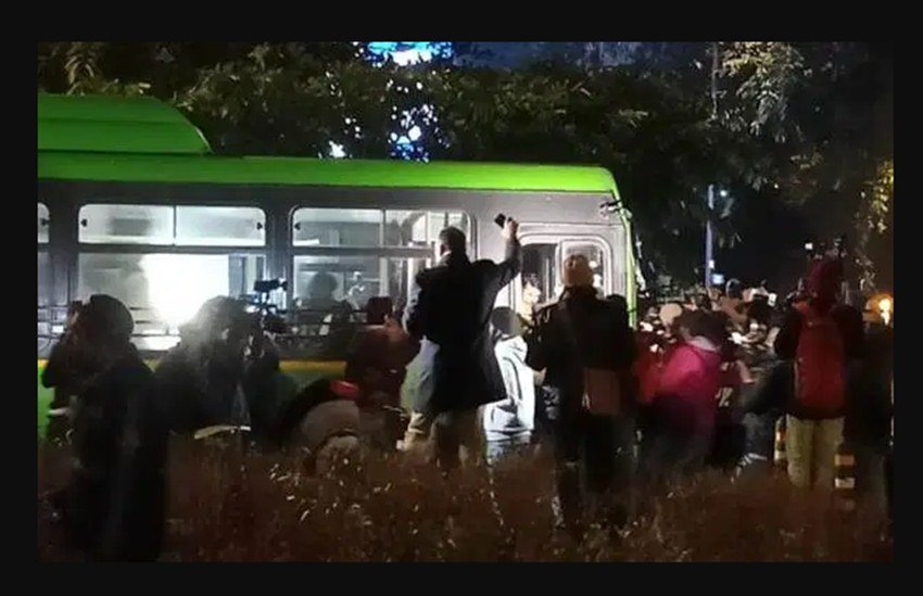 पुलिस ने छात्रों को हिरासत में लेकर बस में बिठा विजय चौक से दूर ले गए। (Photo: AP)