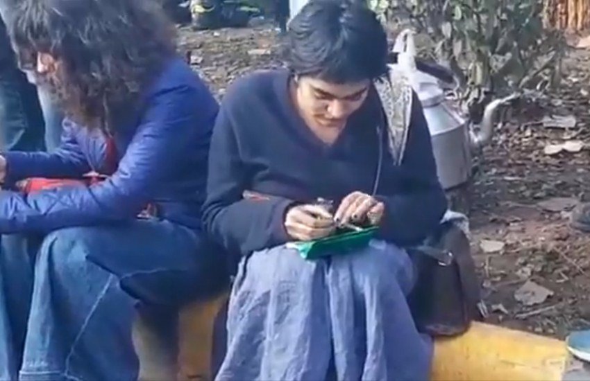 CAA के विरोध में हो रहे प्रोटेस्ट का यह वीडियो सोशल मीडिया में वायरल हो रहा है। 