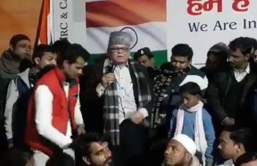राजद सांसद अशफाक करीम को मंच से बोलते हुए असहज स्थिति का सामना करना पड़ा।