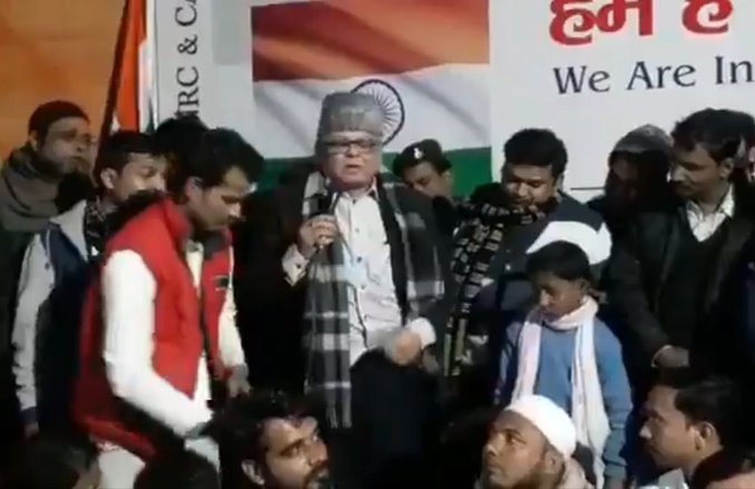 VIDEO: CAA-NRC के विरोध में बोल रहे थे RJD सांसद अशफाक करीम, अचानक खुल गई पैंट
