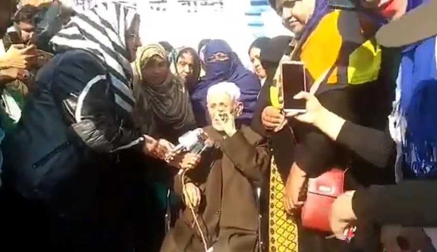 81 वर्षीय कल्बे सादिक ने प्रदर्शन कर रही महिलाओं का हौंसला बढ़ाते हुए कहा कि मैं यहां की बहादुर और दिलेर औरतों की हिम्मत की दाद देता हूं।