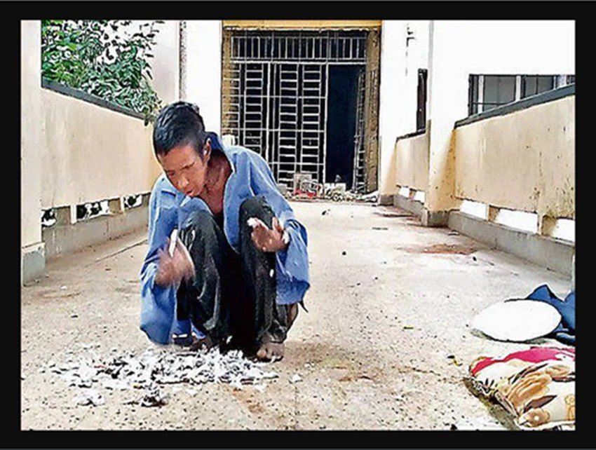 वह दिनभर उस बरामदे में गुजरने वाले लोगों से खाना मांगती रही। लेकिन किसी ने उसे खाना नहीं खिलाया।