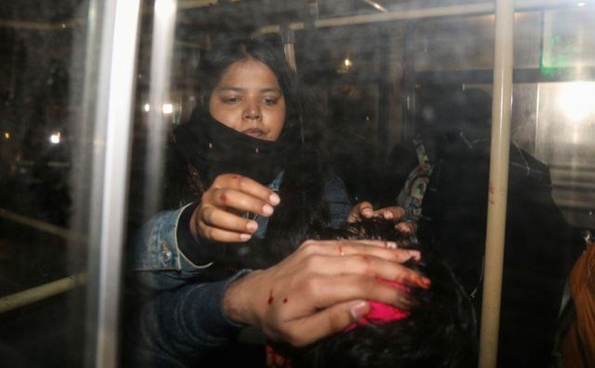 पुलिस लाठी चार्ज में कई छात्राएं घायल बी हो गईं। तस्वीर में फूटे सिर के साथ छात्रा नजर आ रही है। (Photo: REUTERS)