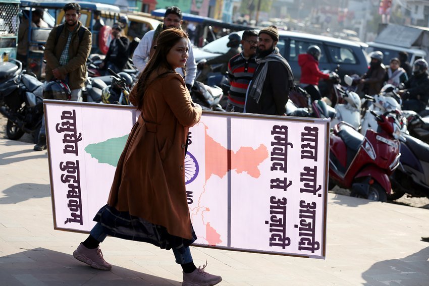 टि्वटर यूजर @BhaktSlayer4 ने लिखा, "भाजपा को इलेक्टोरल बॉन्ड बेच-बेच कर और आरबीआई को लूट के भी इन लोगों को खरीदने की औकात नहीं है क्योंकि ये लोग बिकाऊ नहीं हैं।" लखनऊ के घंटाघर के समीप प्रदर्शनकारी महिला। (Express photo by Vishal Srivastav)