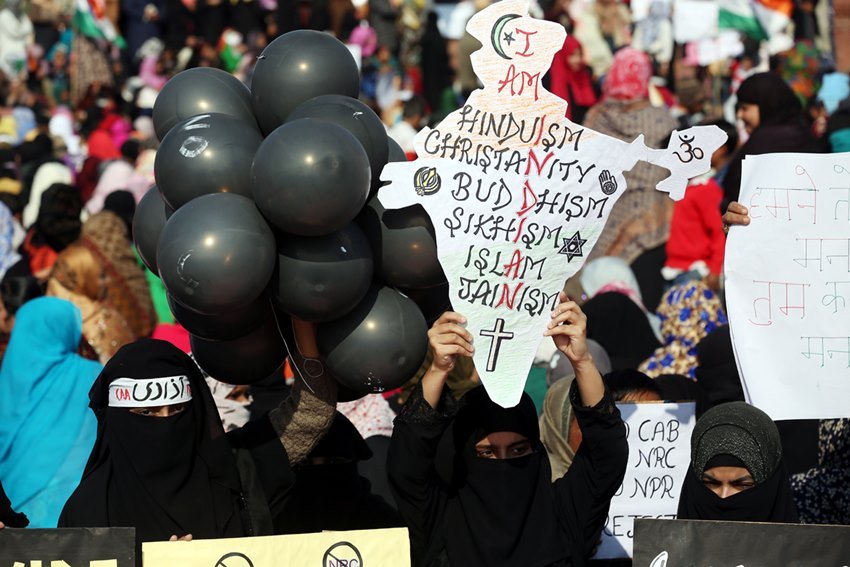 उत्तर प्रदेश की राजधानी टि्वटर यूजर @Mickey63448168 ने लिखा, "दे तो देते, पर इतने सारे लाने की बात नहीं हुई थी। हद है यार आप लोगों से भी। अभी दिल्ली चुनाव भी लड़ना है। उसकी रैली मे भी तो लोग बुलाने हैं पैसे दे के। सब यहीं लगा देंगे तो बाकियों को कैसे बुलाएंगे।" लखनऊ में प्रदर्शन करतीं मुस्लिम महिलाएं। (Express photo by Vishal Srivastav)