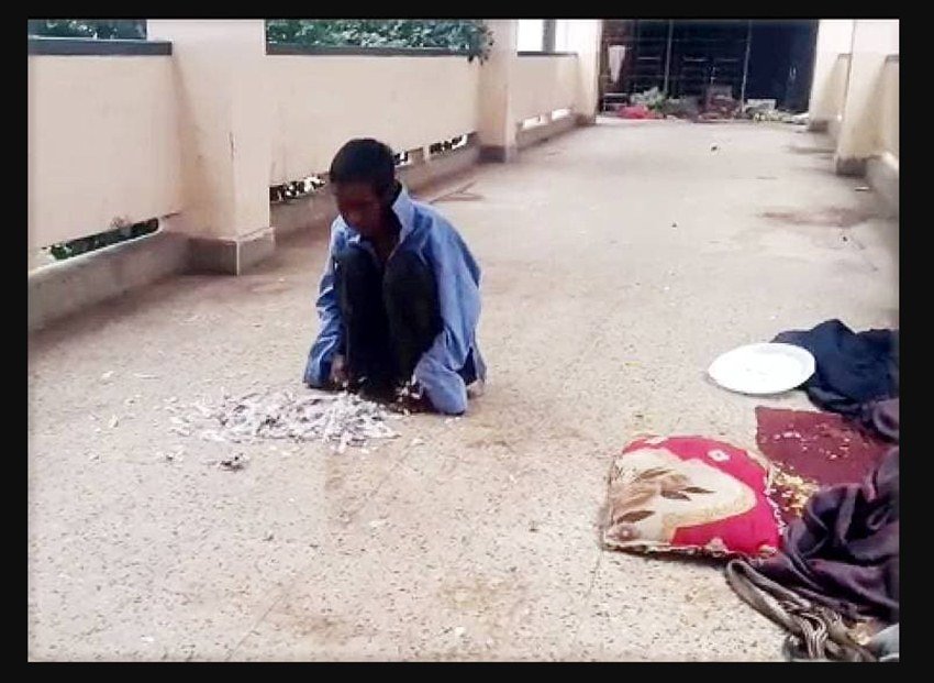 यह महिला अस्पताल में आर्थोपेडिक विभाग के बरामदे के बाहर पड़ी हुई थी।