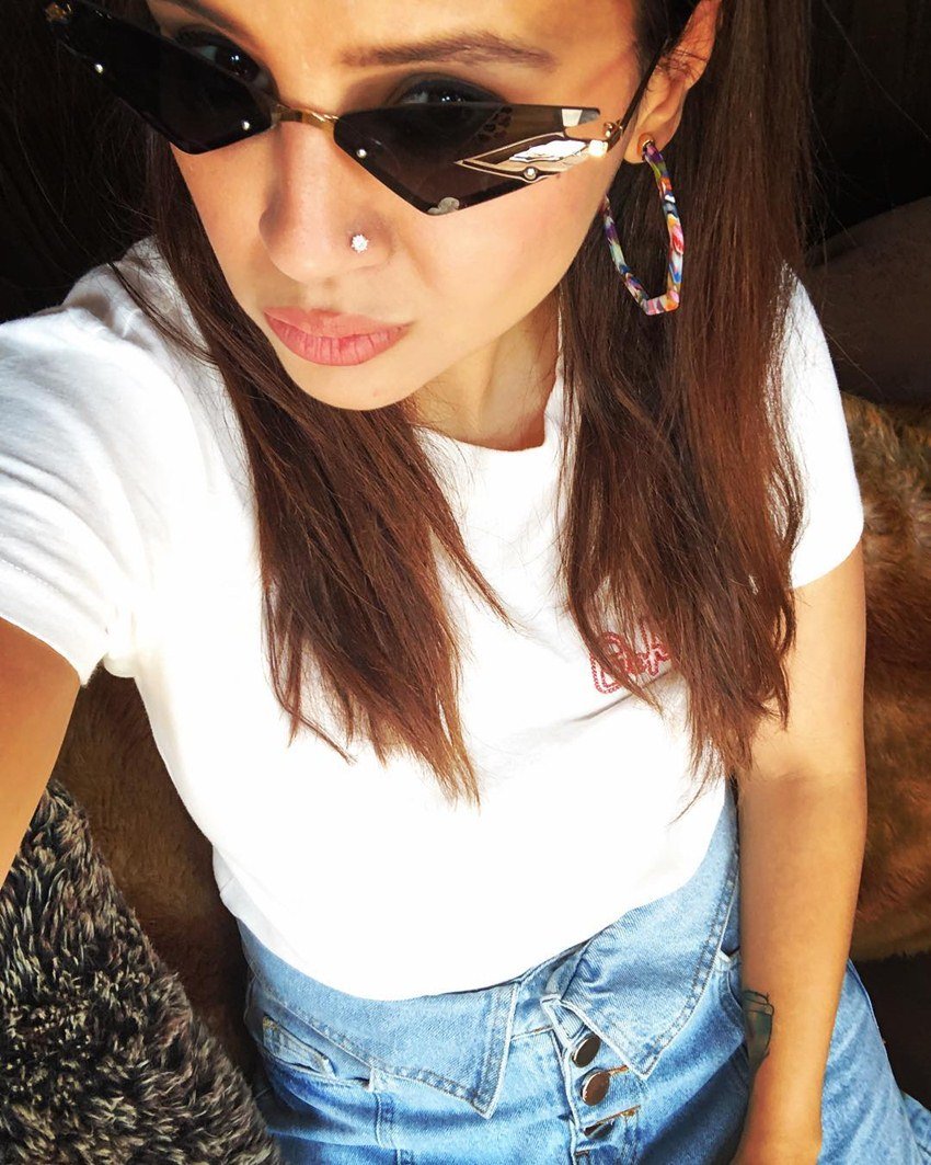 साक्षी इन गॉगल्स में फैंस को बेहद अट्रैक्टिव नजर आती हैं।