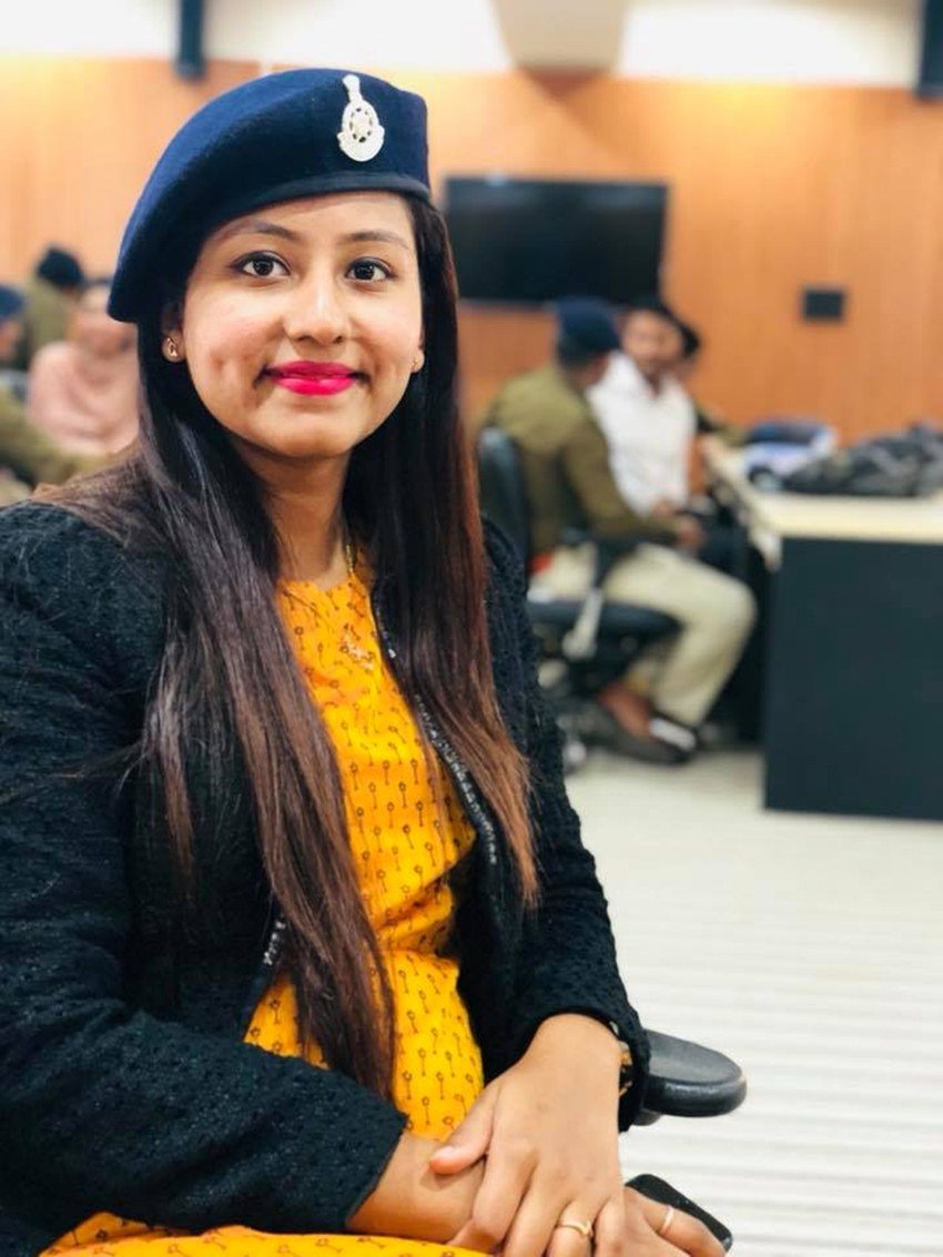 प्रिया वर्मा इंदौर के पास के एक गांव मंगोलिया की रहने वाली हैं। वह बचपन से ही सिविल सेवा में जाना चाहती थीं।